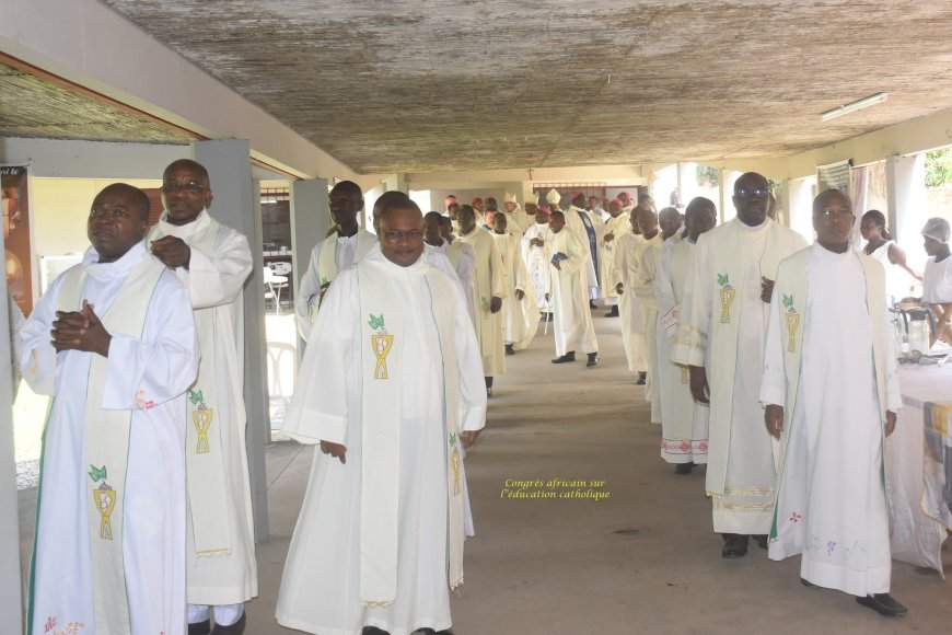 Messe du 08 décembre 2023 présidée par Monseigneur Joaquim NHANGANGA TYOMBE, évêque d’Uije en Angola