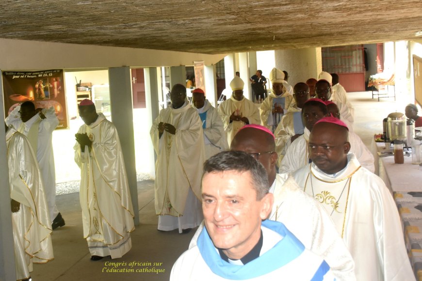 Messe du 08 décembre 2023 présidée par Monseigneur Joaquim NHANGANGA TYOMBE, évêque d’Uije en Angola